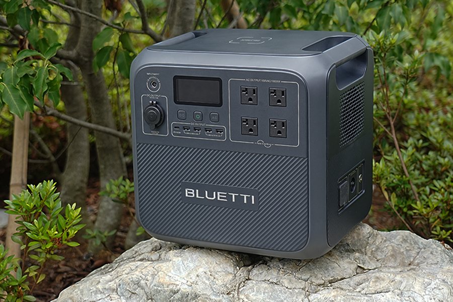 BLUETTI AC180はアウトドアで使いやすい重さと形