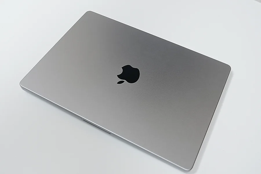 表面のMacBook Pro装着なし