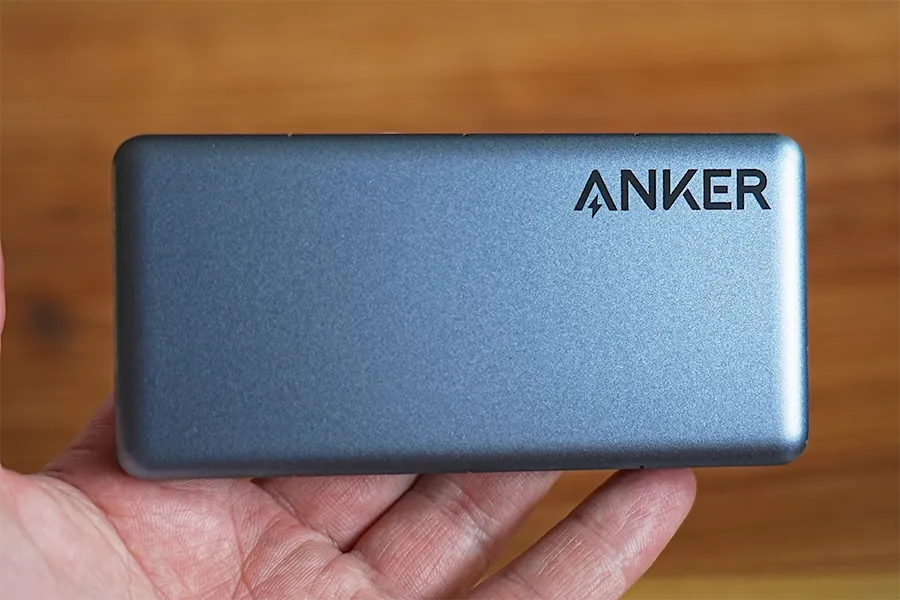 Anker 343 USB-C ハブ（7-in1 デュアル4K HDMI）本体の表面持った状態