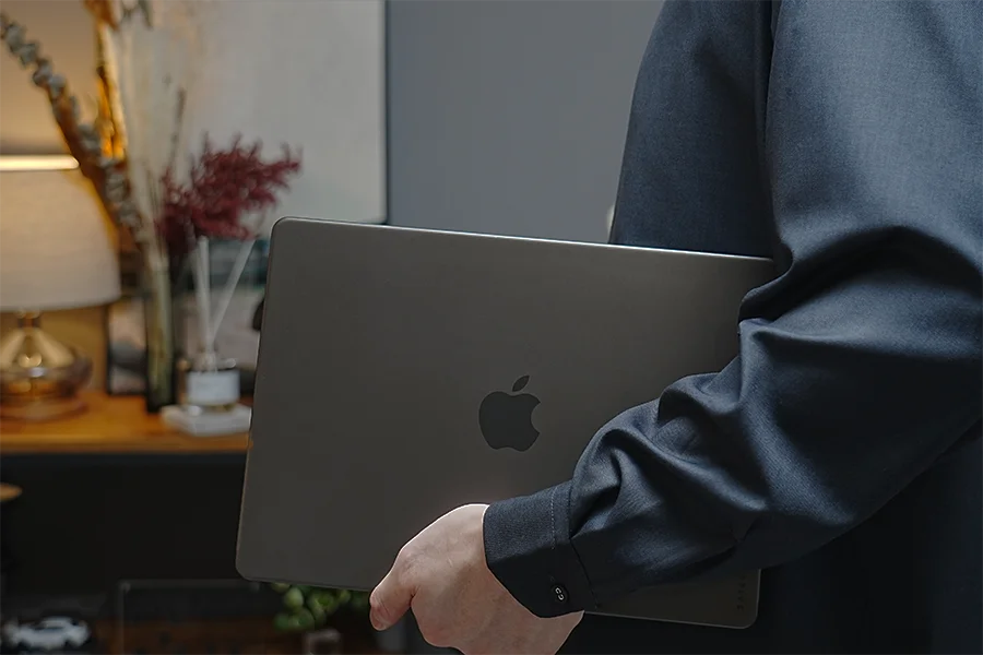 MacBook持ち運びに便利